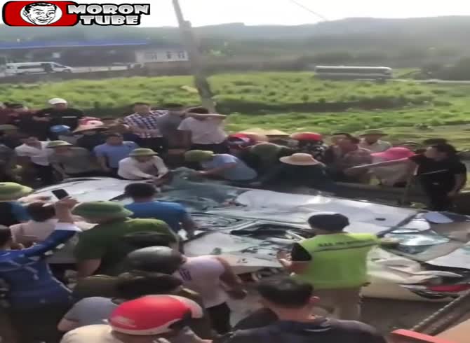 Video :This driver narrowly escapes his car alive, complimented!